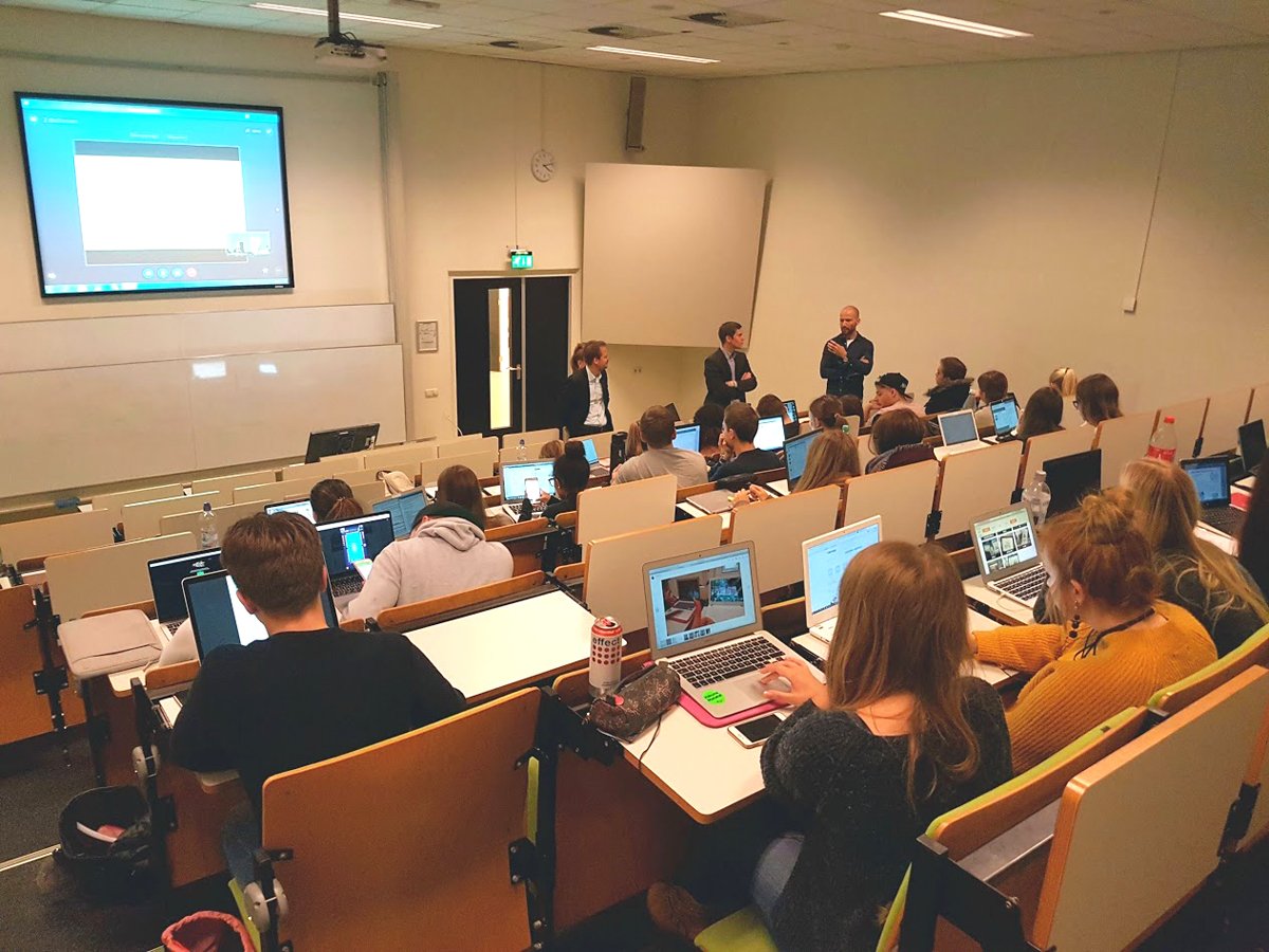 Frank Trimborn von anyMOTION beantwortet die Fragen der Studierenden im zugeschalteten Hörsaal anyMOTION übernimmt Dozentenstelle an der Fontys - Erster Workshop zum Thema Webseitenrelaunch