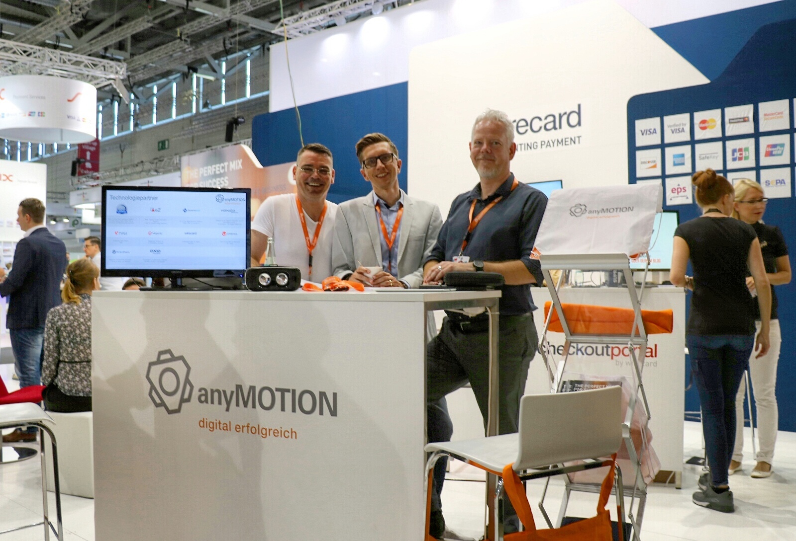 Die anyMOTION Geschäftsführer Andreas Neumann (links) und Sascha Sell (rechts) mit Business Development Director Mathias Kossmann in der Mitte 