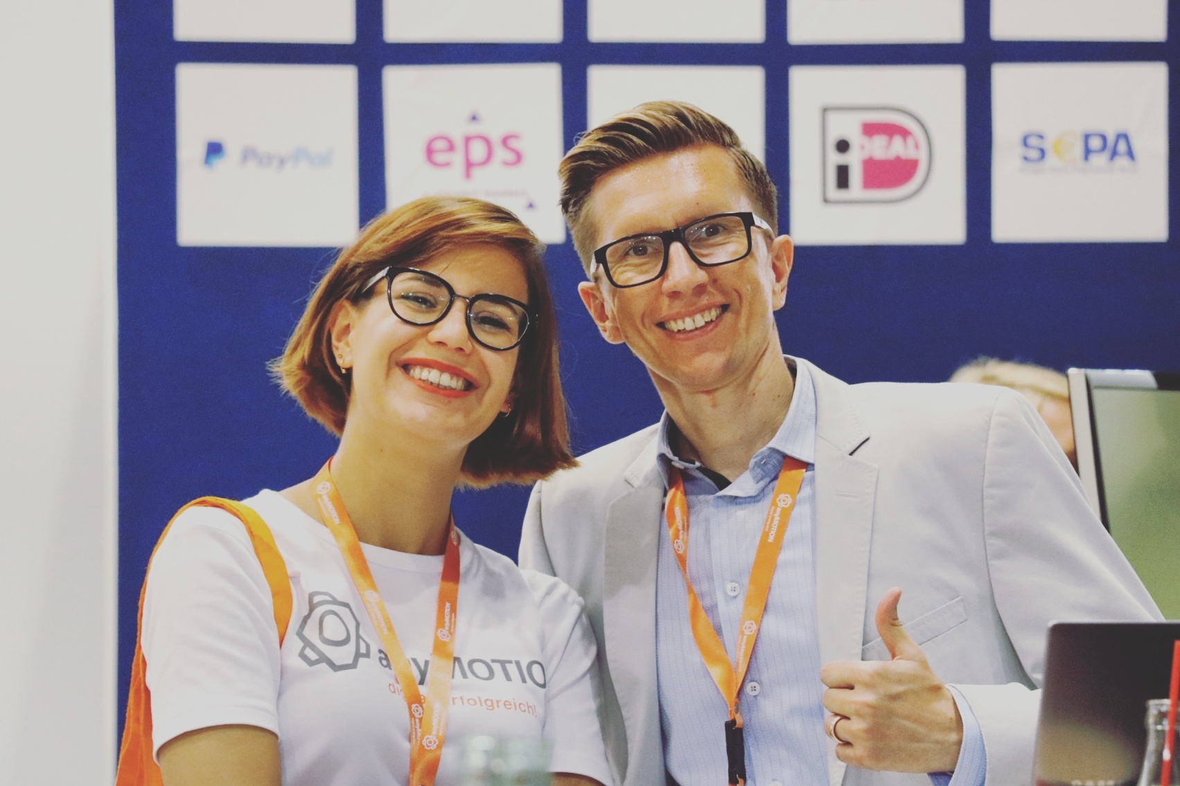 Daumen hoch für digitale Kommunikation. Auszubildende Pia Kops und Business Development Director Mathias Kossmann 